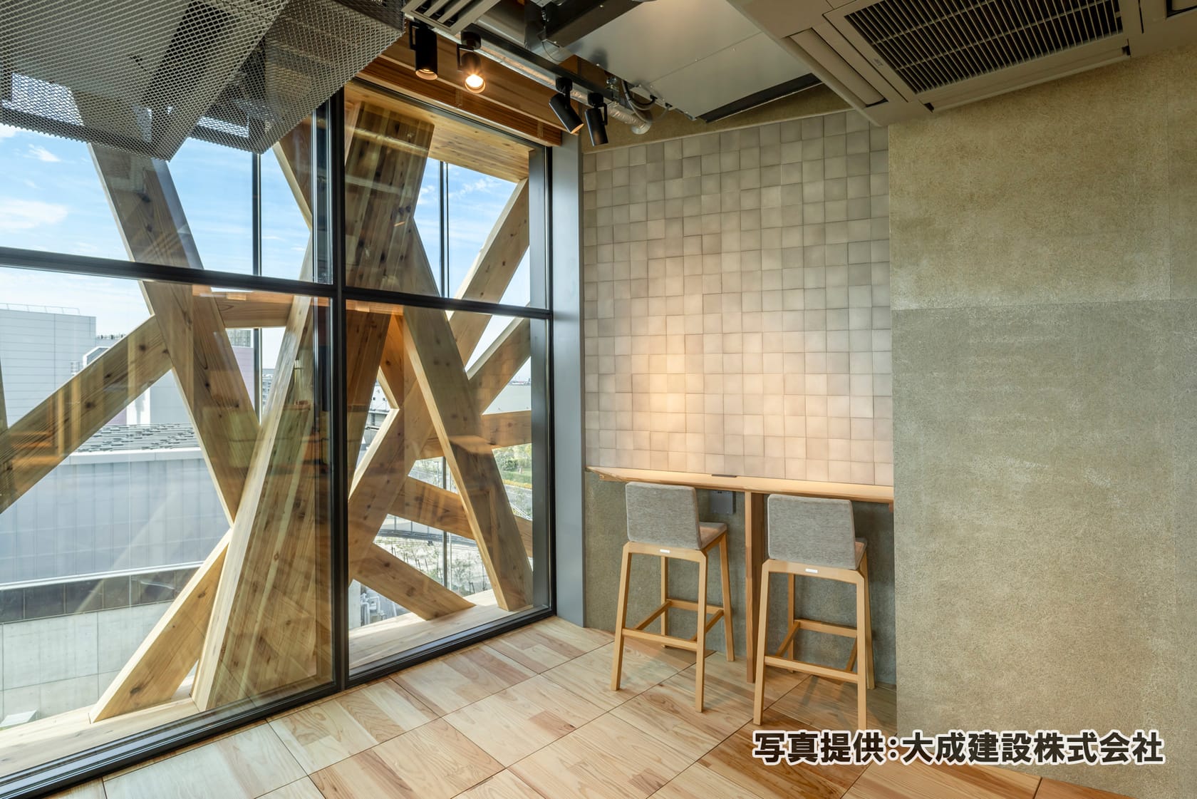大成建設ゼロカーボンビルに施工したTerrawell（Terrafuoco-109square 特注色）